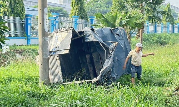 Xe tải biển số TP HCM bị lật bên lề đường. Ảnh: Thái Hà