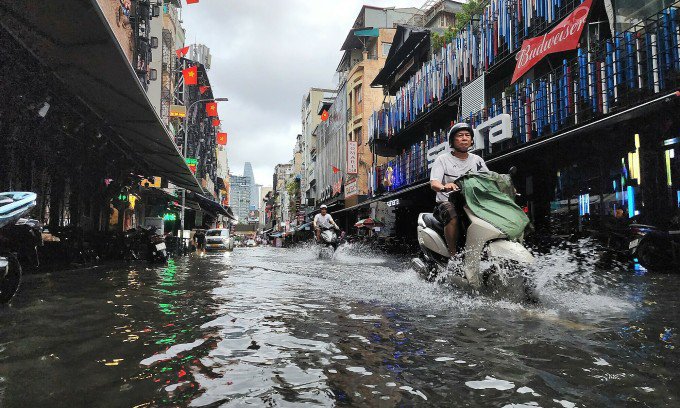 Nước ngập ở phố Tây trên đường Bùi Viện, quận 1. Ảnh: Đình Văn