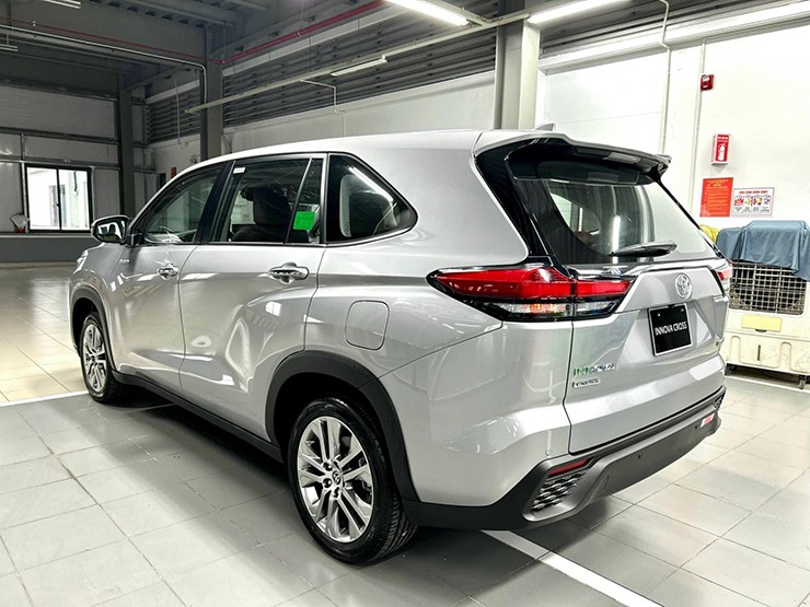 Toyota Innova Cross lên sàn xe cũ với giá bán 