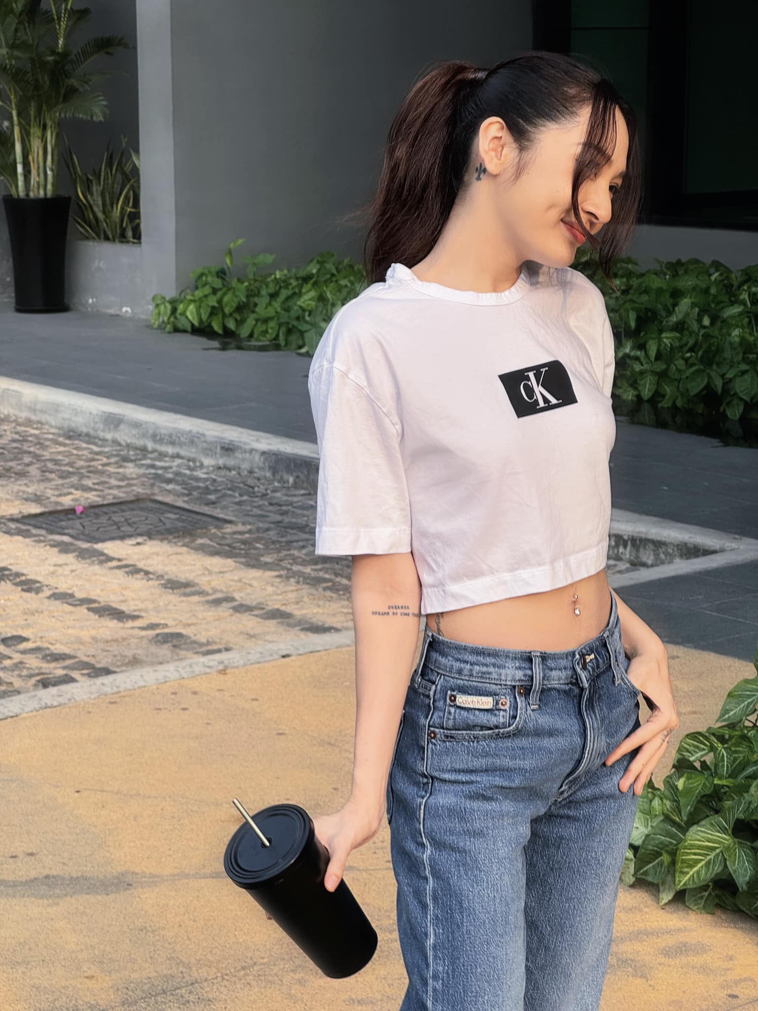 Cô khoe vòng eo thon sau sinh với áo croptop, quần jeans. 