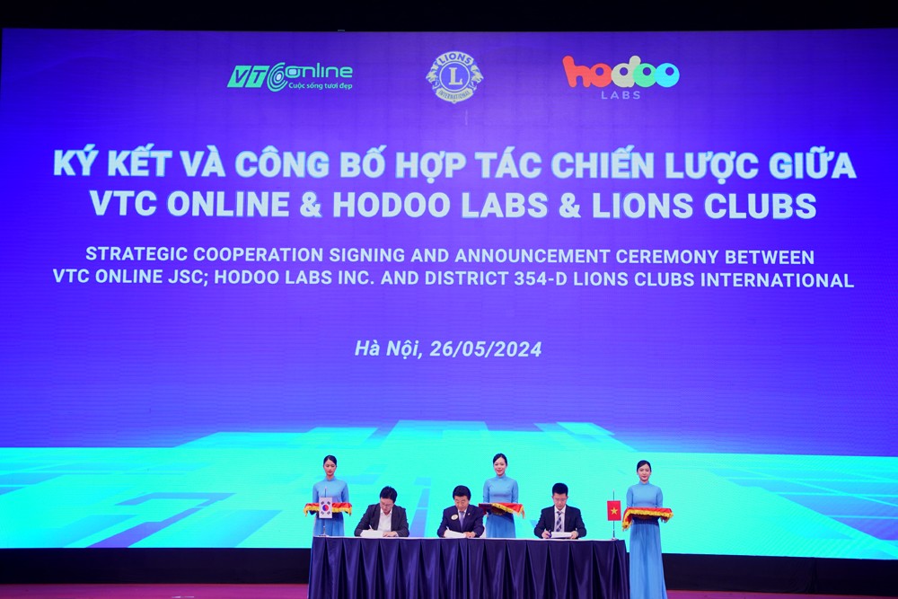 Ông. Ji Hoon - Đại diện Lions Clubs Hàn Quốc, Ông Lê Việt Hòa - Giám đốc VTC Online &amp; Ông Kim Min Woo - Giám đốc Hodoo Labs Ký kết biên bản hợp tác chiến lược