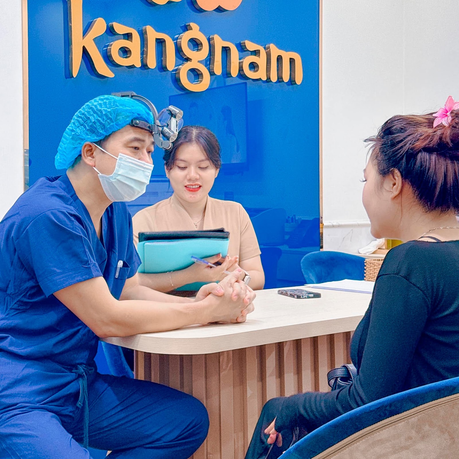 Dr.Felix Trần tư vấn chi tiết, kỹ lưỡng cho khách hàng