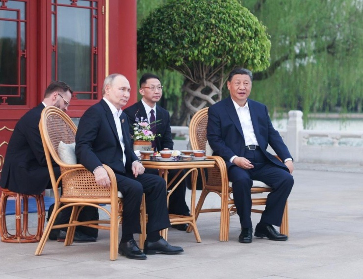 Chủ tịch Trung Quốc Tập Cận Bình (phải) và Tổng thống Nga Vladimir Putin tại Trung Nam Hải ở thủ đô Bắc Kinh (Trung Quốc) hôm 16-5. Ảnh: Ju Peng/TÂN HOA XÃ