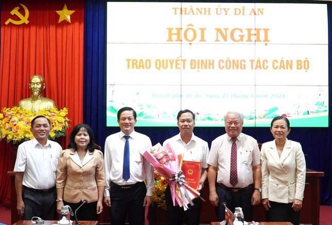 Thành ủy Dĩ An trao quyết định bổ nhiệm cán bộ