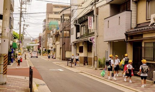 Ở Nhật Bản, chiếc mũ màu vàng bắt mắt này có chức năng chính là tránh tai nạn giao thông.