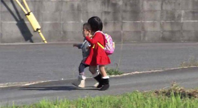 Cô bé Satoshi 3 tuổi sống tại Tokyo trở nên mạnh dạn hơn khi có em trai đi cùng thực hiện nhiệm vụ trong chương trình 