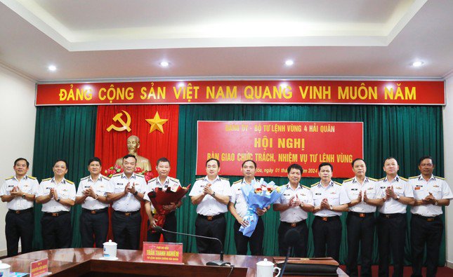 Tư lệnh Hải quân Trần Thanh Nghiêm cùng các đại biểu chúc mừng Đại tá Nguyễn Văn Bách và Chuẩn Đô đốc Nguyễn Anh Tuấn.