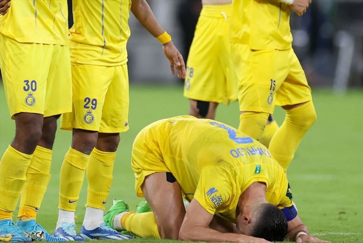 Ronaldo quỳ xuống bật khóc sau trận