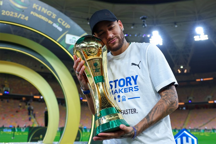 Neymar vui mừng nâng cúp vô địch King's Cup