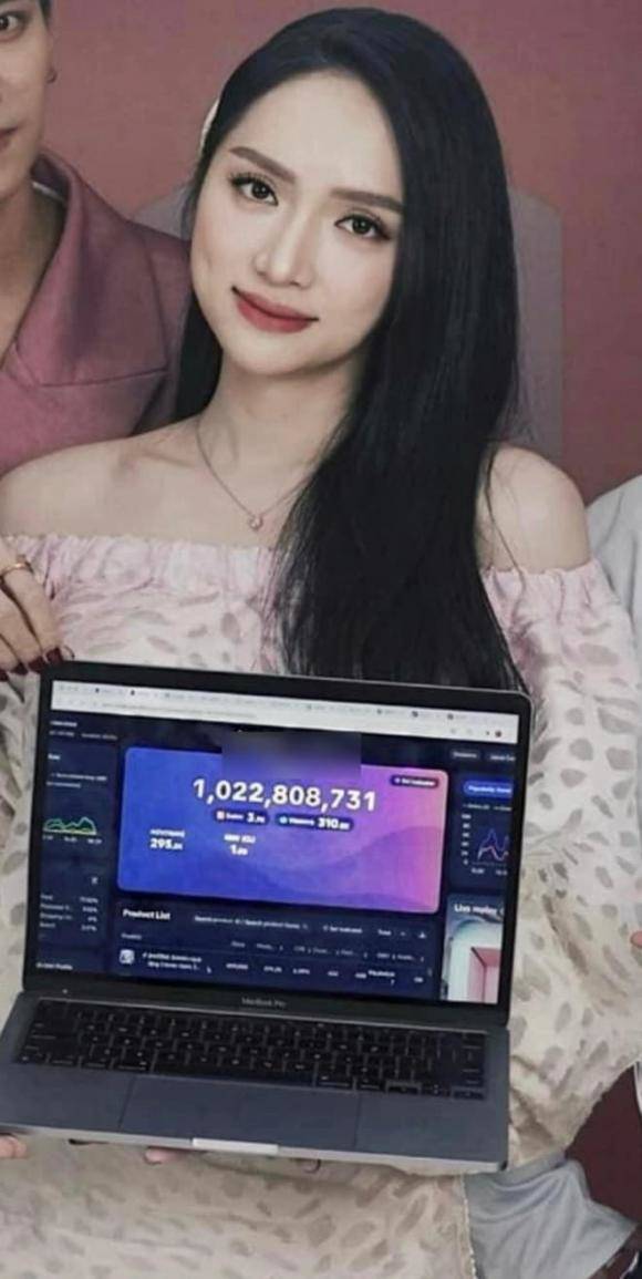 Gần đây, việc Hương Giang livestream bán hàng cũng khiến nhiều người bất ngờ.