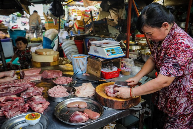 Tiểu thương bán thịt heo tại chợ chung cư Vĩnh Hội (quận 4, TP HCM). Ảnh: Thành Nguyễn