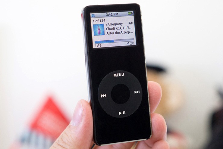 Khi chúng được phát hành lần đầu tiên, iPod Nano gây chú ý với thiết kế rất nhỏ gọn. Tuy nhiên, nó rất khó để người dùng đọc được bài hát mình đang nghe và thậm chí rất khó sử dụng các nút điều khiển.
