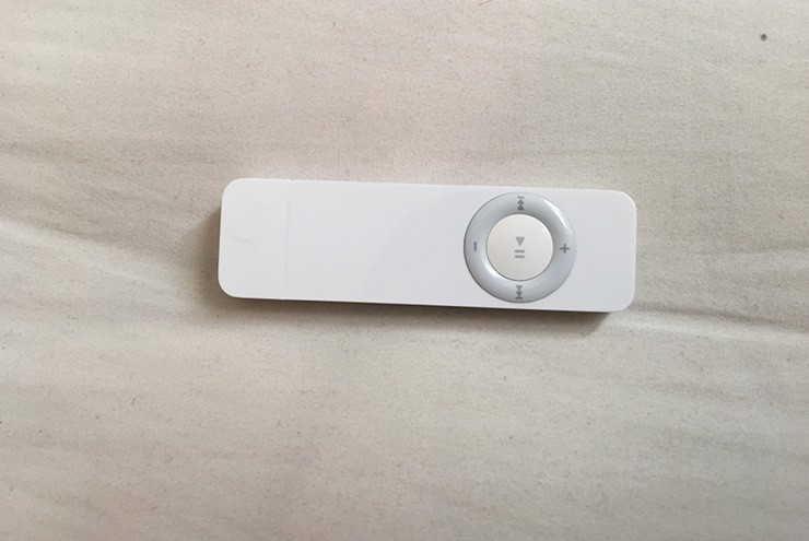 Nếu có thứ gì điên rồ hơn iPod Nano thì đó là iPod Shuffle. Nó có thiết kế gần như quá nhỏ để xem và người dùng không thể đọc được bài hát mình đang nghe vì không có màn hình.
