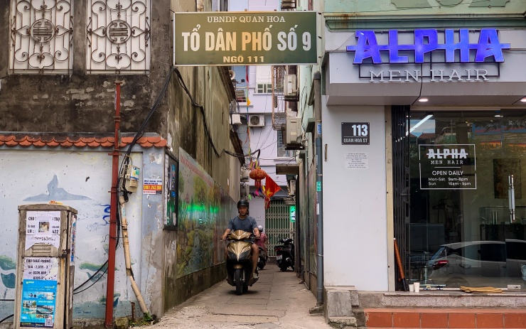 Nằm sâu trong con ngõ nhỏ, chỉ vừa hai xe máy tránh nhau trên phố Quan Hoa là những tòa nhà cao ốc "quá khổ", trong đó có 2 công trình vi phạm PCCC bị nêu tên