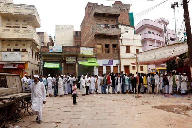 Cử tri xếp hàng đợi bỏ phiếu tại TP Varanasi, bang Uttar Pradesh - Ấn Độ hôm 1-6. Ảnh: REUTERS