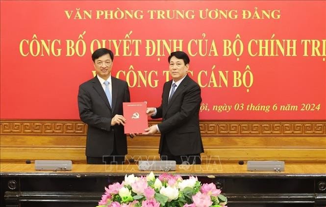 Thượng tướng Nguyễn Duy Ngọc, Thứ trưởng Bộ Công an, được điều động, phân công giữ chức Chánh Văn phòng Trung ương Đảng.