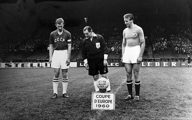 Trận chung kết EURO 1960 giữa Liên Xô và Nam Tư diễn ra trên sân Parc des Princes, Paris.