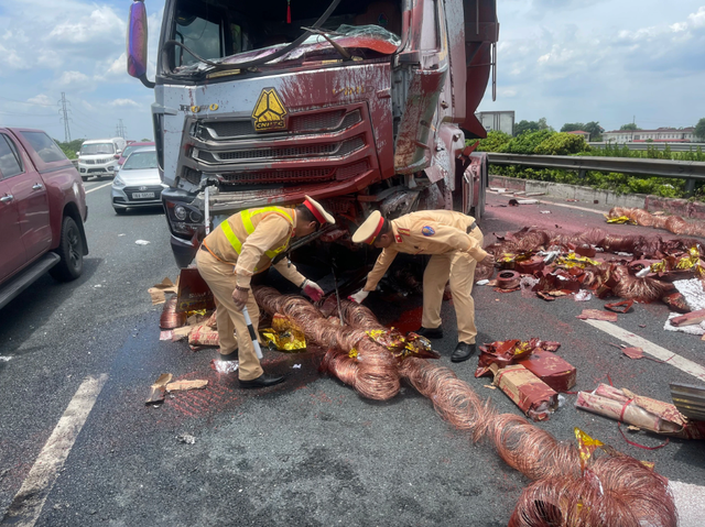 2 xe ô tô va chạm trên cao tốc khiến hiện trường nhuộm đỏ- Ảnh 2.