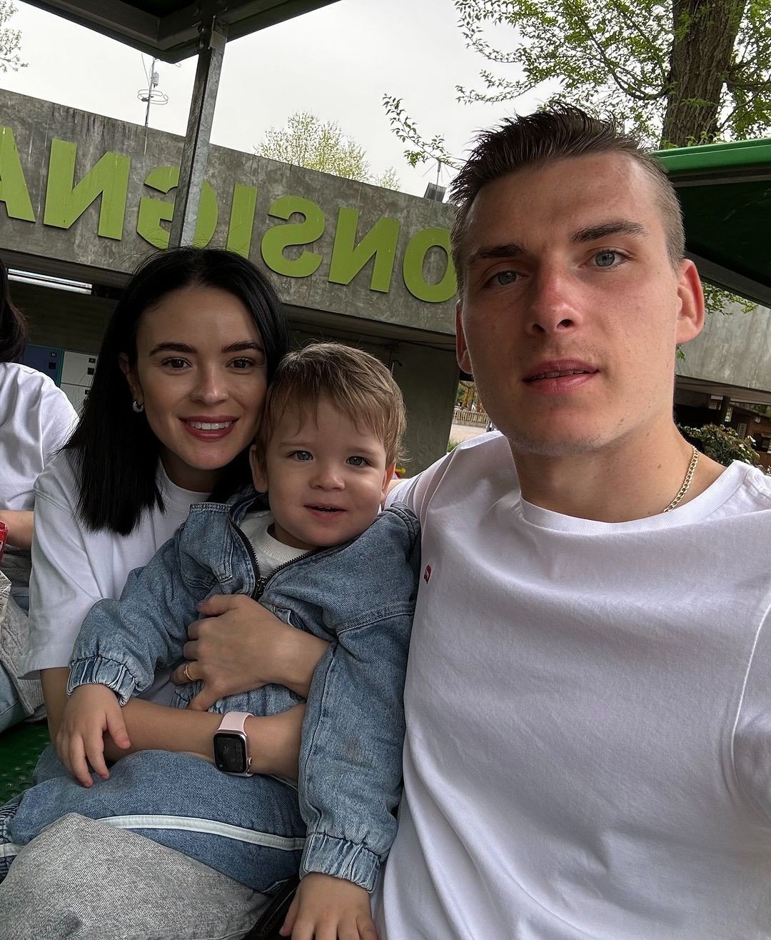 Một mỹ nhân khác có mặt tại sânWembley cổ vũ cho Real Madrid là vợ thủ môn Andriy Lunin, AnastasiaTamazova. Đôi tình nhân từng gây chú ý với màn cầu hôn tại sân vậnđộng Jose Zorrilla, sân nhà của Real Valladolid, khi anh còn thiđấu cho câu lạc bộ này từ năm 2019 đến năm 2020. Cặp đôi kết hônvào năm 2021 và có một con trai chung.