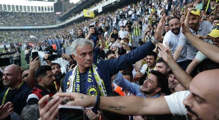 Mourinho ra mắt hàng vạn CĐV Fenerbahce, biển người và pháo sáng chào đón - 2