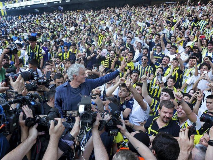 Mourinho ra mắt hàng vạn CĐV Fenerbahce, biển người và pháo sáng chào đón - 3