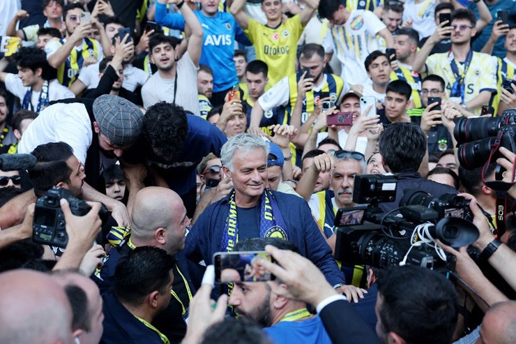 Mourinho ra mắt hàng vạn CĐV Fenerbahce, biển người và pháo sáng chào đón - 4