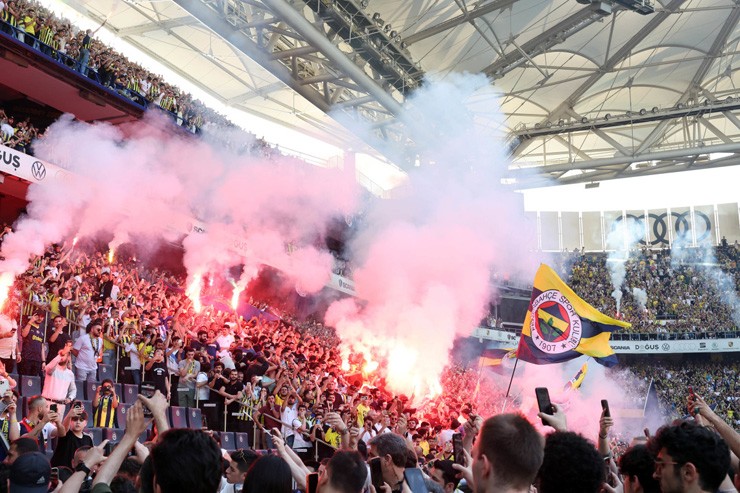 Mourinho ra mắt hàng vạn CĐV Fenerbahce, biển người và pháo sáng chào đón - 6