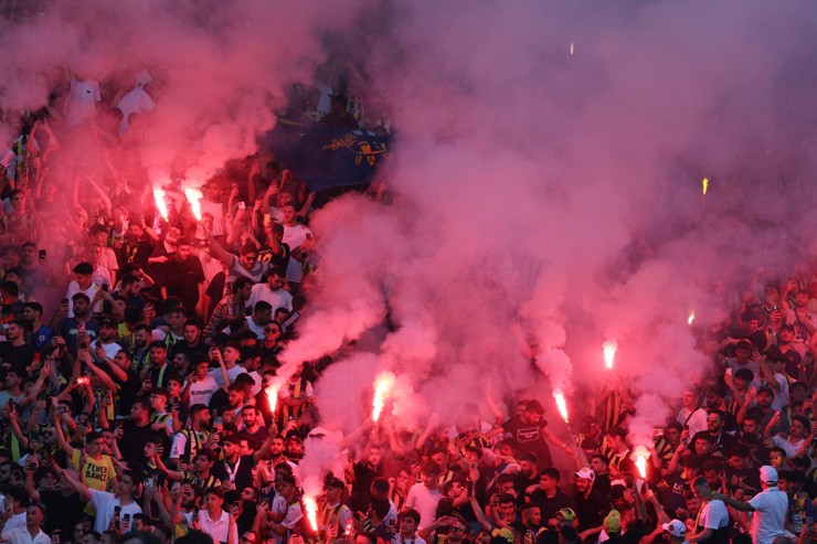 Mourinho ra mắt hàng vạn CĐV Fenerbahce, biển người và pháo sáng chào đón - 8