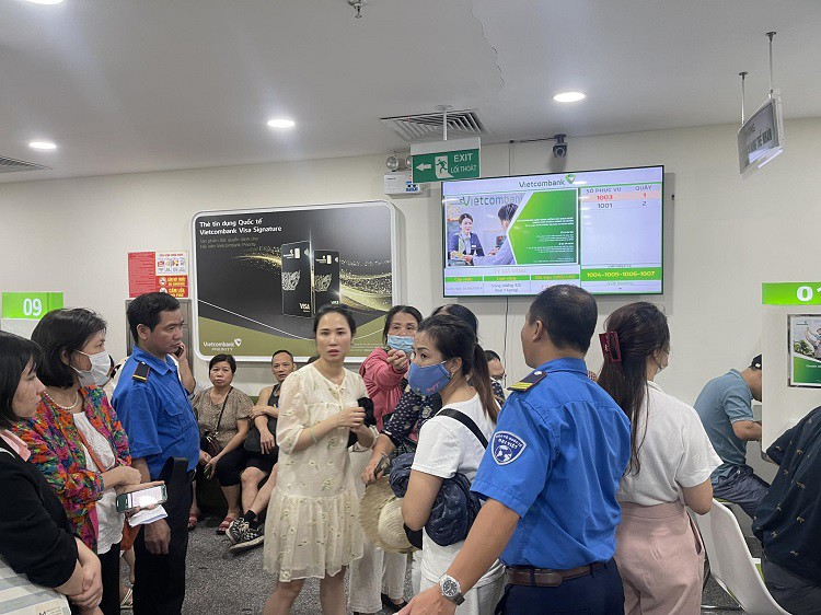 Hầu như bên trong ngân hàng không còn chỗ ngồi, hàng chục người phải đứng.