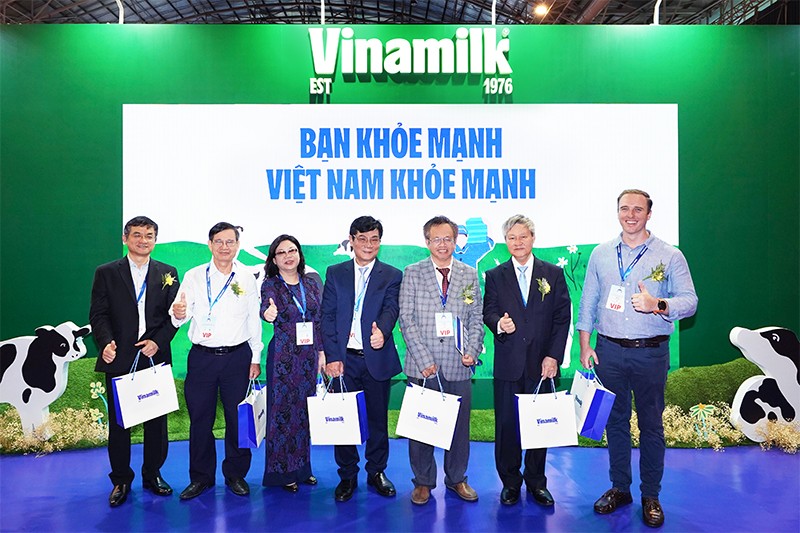 Các khách mời đến tham quan khu vực của Vinamilk tại triển lãm