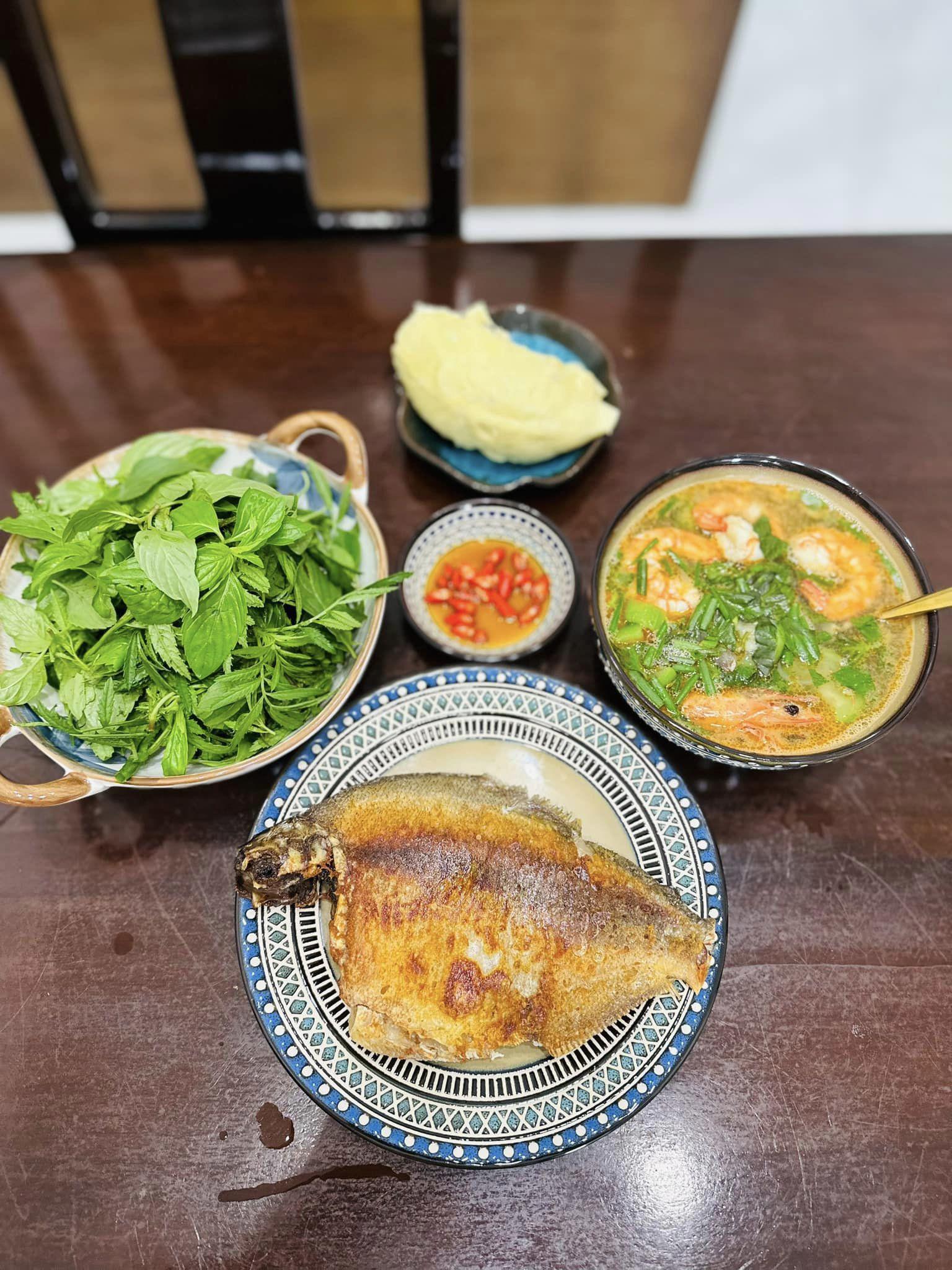 Cá chiên + Canh chua nấu&nbsp;tôm