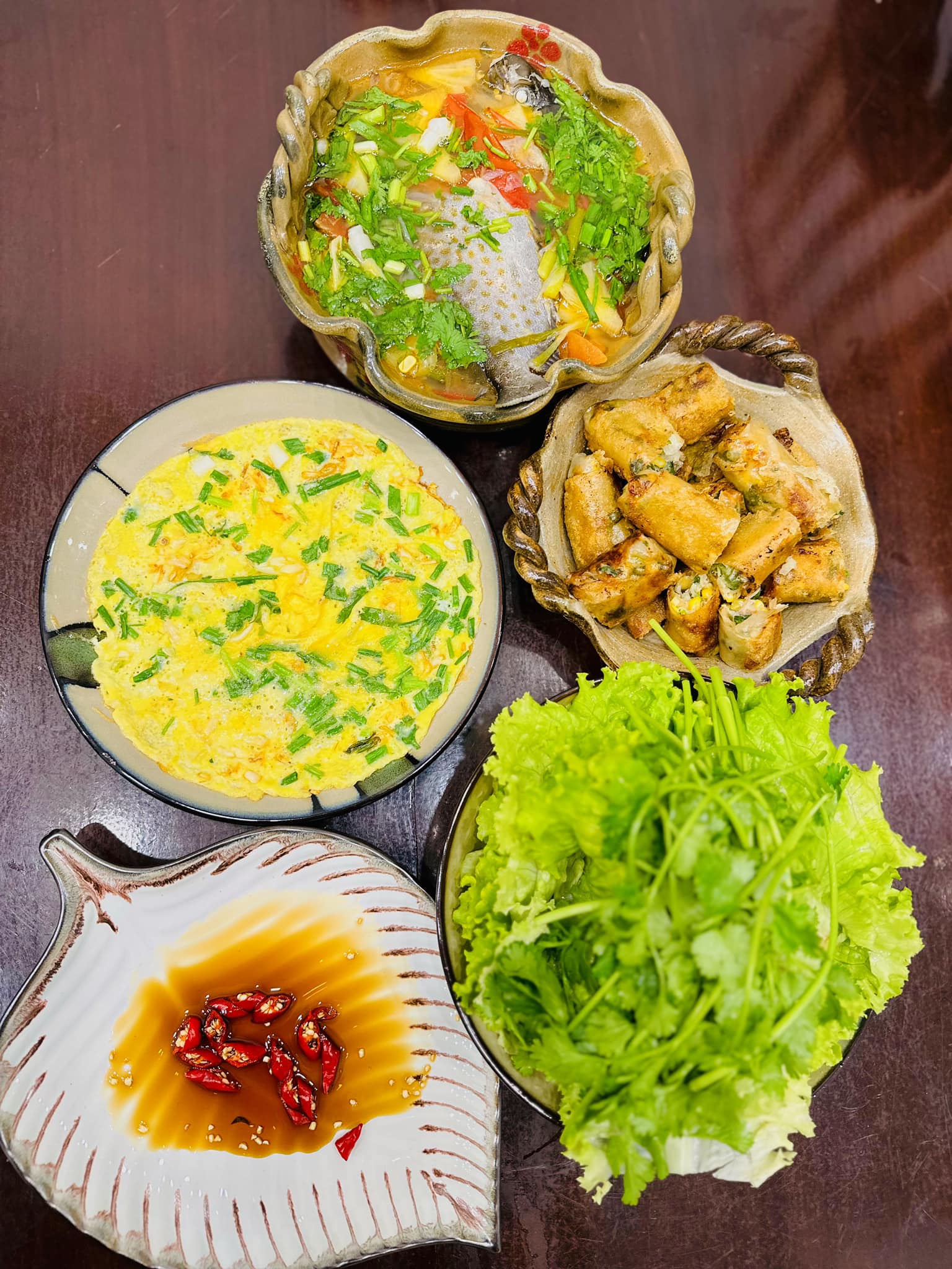 Cá dìa nấu canh chua + Trứng chiên + Chả cuốn