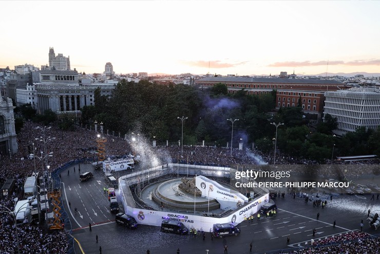 "Biển người" đã đổ ra quảng trường&nbsp;Cibeles để chào mừng HLV Ancelotti và các học trò.