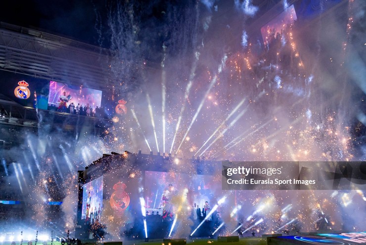 Điểm kết buổi lễ ăn mừng của Real Madrid nằm ở sân Bernabeu với đầy đủ âm thanh, ánh sáng chờ sẵn toàn đội.