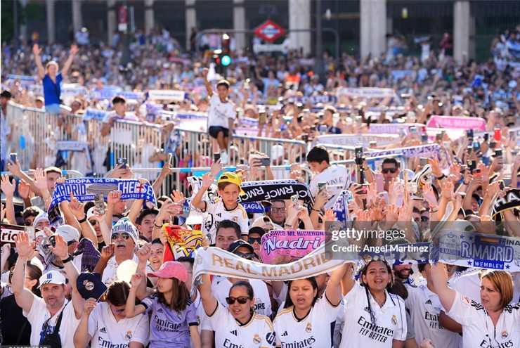 Theo thông tin đến từ tờ Marca (Tây Ban Nha), có tới 450.000 fan đổ ra đường để chung vui cùng Real Madrid.