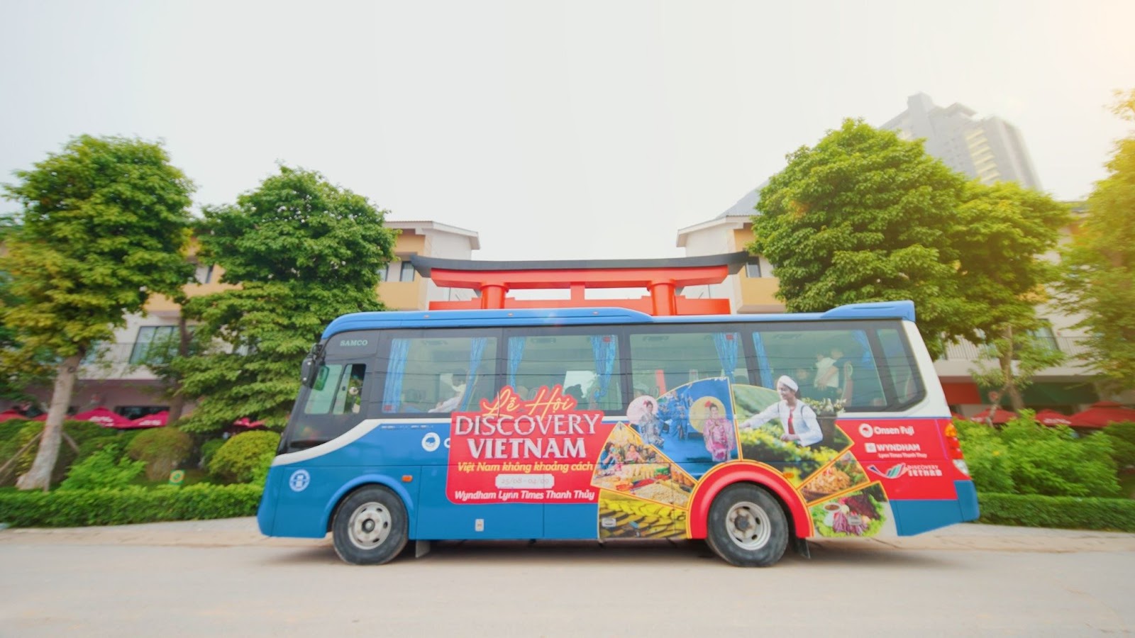 Xe bus đưa đón hai chiều phục vụ du khách tại Wyndham Thanh Thủy