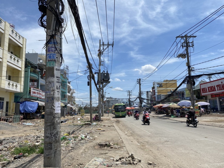 Dự kiến, cầu Bà Hom mới sẽ hoàn thành và thông xe vào cuối năm nay. Công trình sẽ kết nối giao thông TPHCM với tỉnh Long An qua tỉnh lộ 10 góp phần kéo giảm tình trạng ùn ứ, kẹt xe cho khu vực.