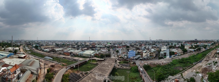 Cách cầu Bà Hom khoảng 5km, cầu Tân Kỳ Tân Quý ở cửa ngõ Tây Bắc TPHCM cũng bị "treo" hơn 5 năm qua.