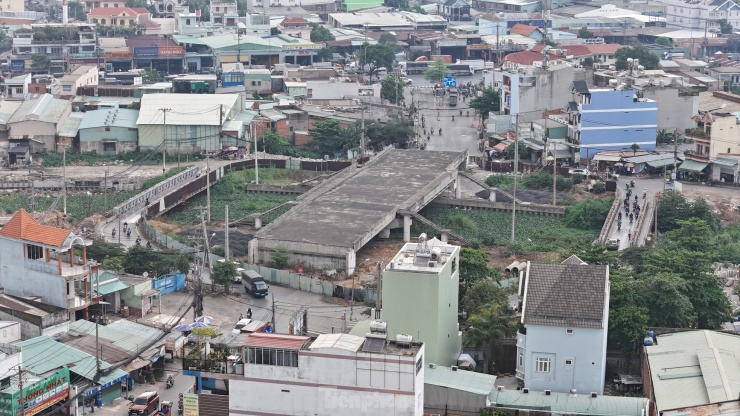 Ban đầu, dự án cầu Tân Kỳ Tân Quý được thực hiện theo hợp đồng BOT (xây dựng - kinh doanh - chuyển giao) vào đầu năm 2018. Tổng mức đầu tư hơn 312 tỷ đồng, sau đó nâng lên 668 tỷ đồng do tính cả lãi vay trong thời gian thi công, chờ thu phí hoàn vốn.