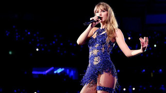 Eras Tour của Taylor Swift đã kéo theo hàng triệu người đã đi khắp thế giới để xem biểu diễn. Ảnh chụp buổi biểu diễn của Taylor Swift tại São Paulo, Brazil.