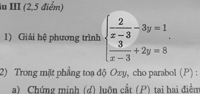 Đề thi lớp 10 môn Toán của Hà Nội năm 2023, trong đó phần 1 câu III bị in mờ ở dấu gạch phân số, khiến một số học sinh nhìn nhầm thành dấu âm. Ảnh: Thanh Hằng