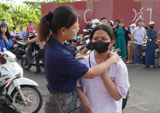 Nhiều phụ huynh đưa con em tới điểm thi.