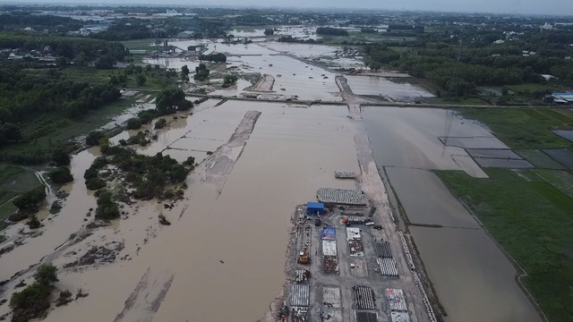 Dự án đảm nhiệm tiêu thoát nước cho lưu vực hơn 22.500 ha, gồm khoảng 3.200 ha đất các khu, cụm công nghiệp, đồng thời xây dựng 37,4 km đường giao thông cấp khu vực.