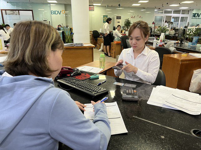 Trong khi chờ đợi, nhiều khách hàng làm thủ tục mở tài khoản để chuyển tiền nhanh chóng hơn khi mua vàng.