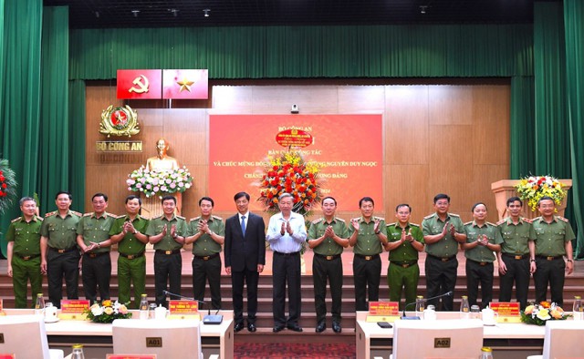 Chủ tịch nước Tô Lâm, Chánh Văn phòng Trung ương Đảng Nguyễn Duy Ngọc và lãnh đạo Bộ Công an tham dự Hội nghị. Ảnh: Bộ Công an