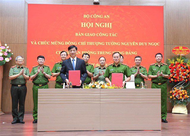 Chánh Văn phòng Trung ương Đảng Nguyễn Duy Ngọc và Thứ trưởng Nguyễn Văn Long ký biên bản bàn giao công tác tại hội nghị