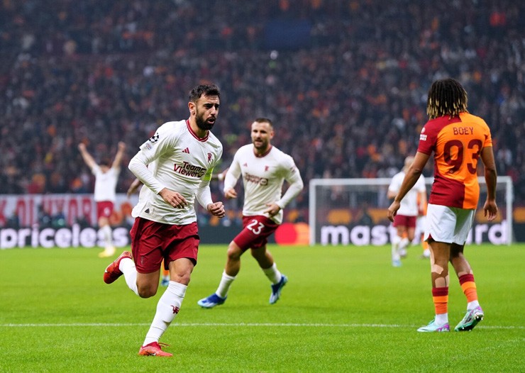 Fernandes có bàn thắng đẹp mắt vào lưới Galatasaray ở vòng bảng