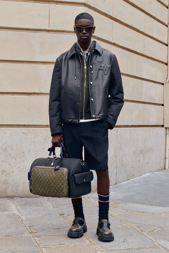 Louis Vuitton của Pharrell Williams lăng xê phong cách đi dạo cùng cún cưng sang trọng - 18