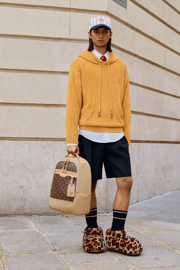 Louis Vuitton của Pharrell Williams lăng xê phong cách đi dạo cùng cún cưng sang trọng - 1