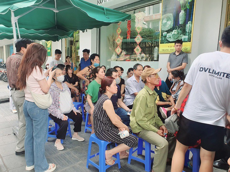 Nhiều người ngồi chờ vài tiếng đồng hồ vẫn chưa được vào mua vàng, mặc dù lấy số từ ngày hôm trước.